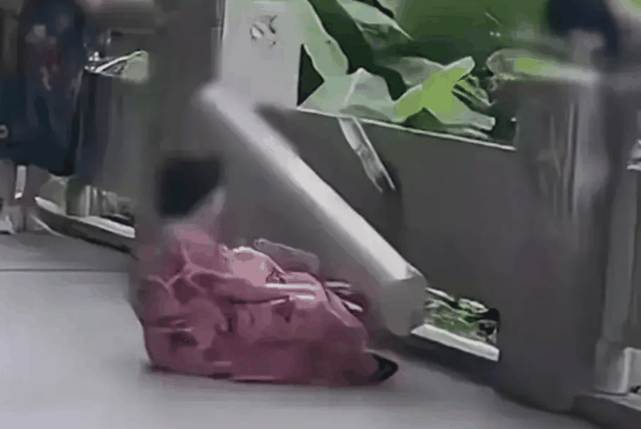 大妈健身时拉断石栏杆：砸在地上摔成几段，零度观点：护栏用来保障安全，绝不该这么“脆弱”！插图1