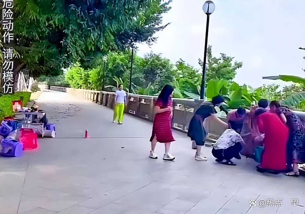 大妈健身时拉断石栏杆：砸在地上摔成几段，零度观点：护栏用来保障安全，绝不该这么“脆弱”！插图3