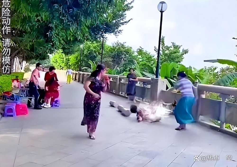 大妈健身时拉断石栏杆：砸在地上摔成几段，零度观点：护栏用来保障安全，绝不该这么“脆弱”！插图2