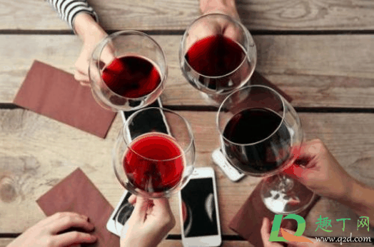 红酒弄衣服上第二天洗得掉吗?红酒弄衣服上隔天能洗干净吗