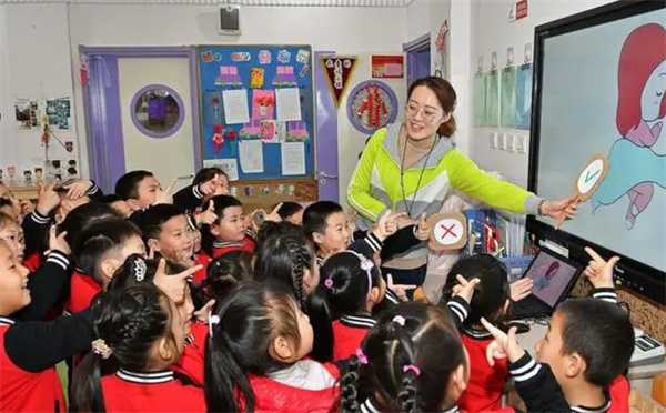 教师摁幼儿头撞课桌致乳牙受损插图 教师摁幼儿头撞课桌致乳牙受损