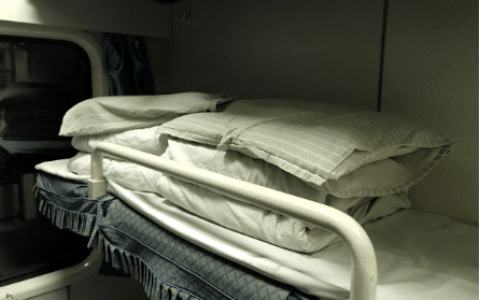 火车硬卧床单每客一换吗?火车卧铺床单被罩多久换一次