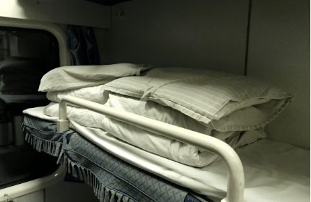 火车硬卧床单每客一换吗?火车卧铺床单被罩多久换一次