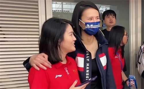 陈若琳骑电车载全红婵被举报没头盔 为何没戴头盔