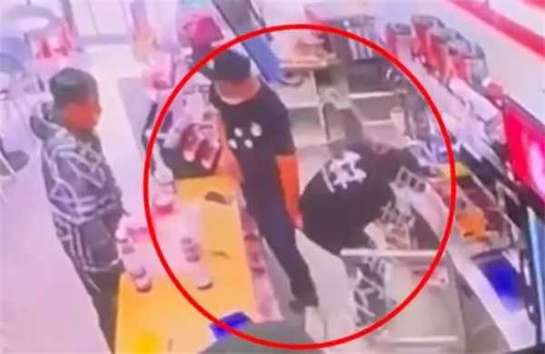 蜜雪冰城门店男领导偷摸女店员