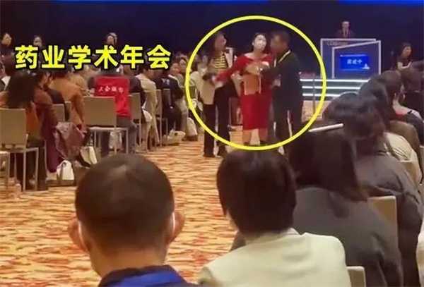 女子大闹学术会场 高喊被玩弄感情 工作人员回应