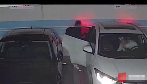 小伙轿车3个月遭8次开门杀 以下是被刮花原因