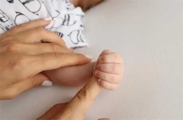 香港一女子为怀男胎听医生建议