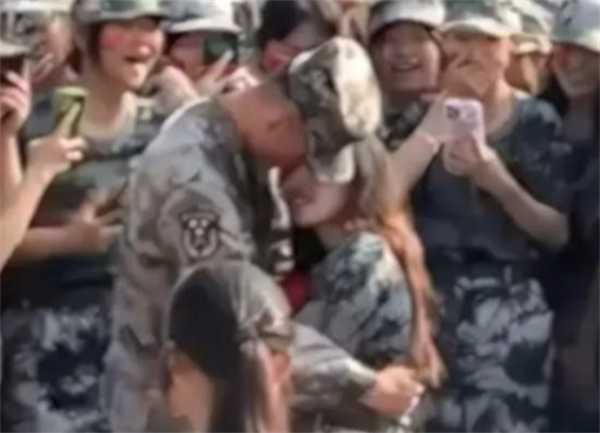 军训教官向学生表白了吗