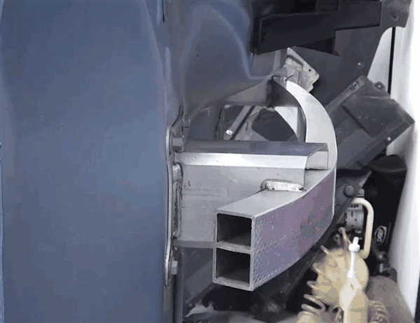 宝马7系追尾蔚来ES8 网友:蔚来无伤 宝马像是撞了空气墙插图2 宝马7系追尾蔚来ES8 网友:蔚来无伤 宝马像是撞了空气墙