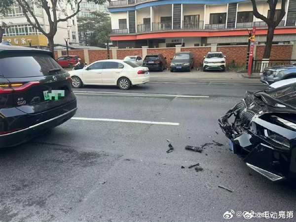 宝马7系追尾蔚来ES8 网友:蔚来无伤 宝马像是撞了空气墙插图1 宝马7系追尾蔚来ES8 网友:蔚来无伤 宝马像是撞了空气墙