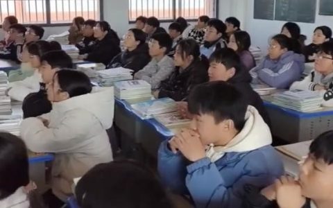 老师收集学生父母工作画面班会上放 学生当堂哭泣