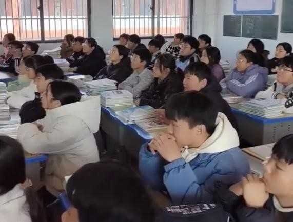 老师收集学生父母工作画面班会上放 学生当堂哭泣插图 老师收集学生父母工作画面班会上放