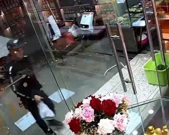 烟酒店顾客接连撞上玻璃门 竟然是因为玻璃擦的太干净