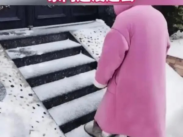 女生回家回不去是为什么 门口6个台阶为何半天走不上去