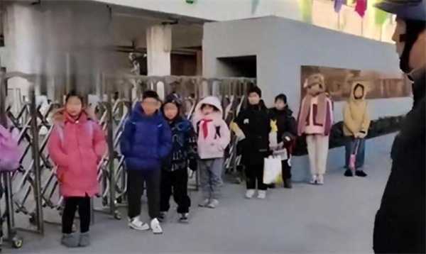 女子吐槽学校不让学生提前进教室插图 女子吐槽学校不让学生提前进教室