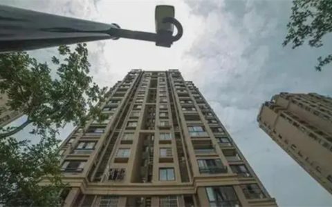 情侣吵架将行李箱扔下15楼