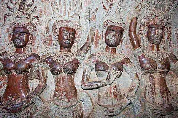 半裸女子脚踩长城浮雕 长城尴尬一幕插图 半裸女子脚踩长城浮雕