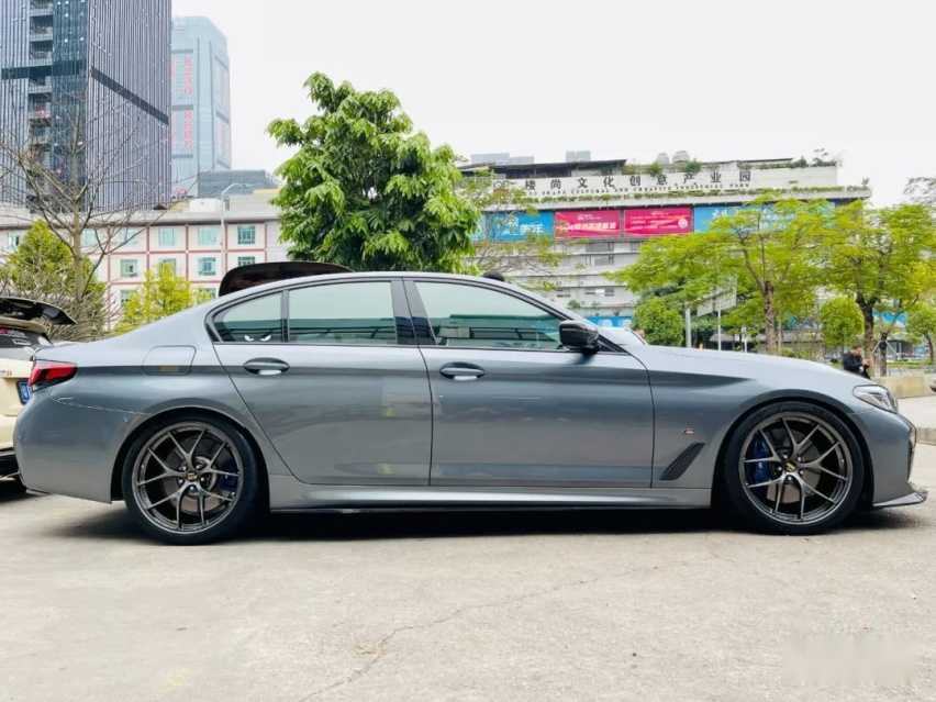 竞技走街范的宝马540i+宝马S1000 RR，这样的组合谁能不爱呢？