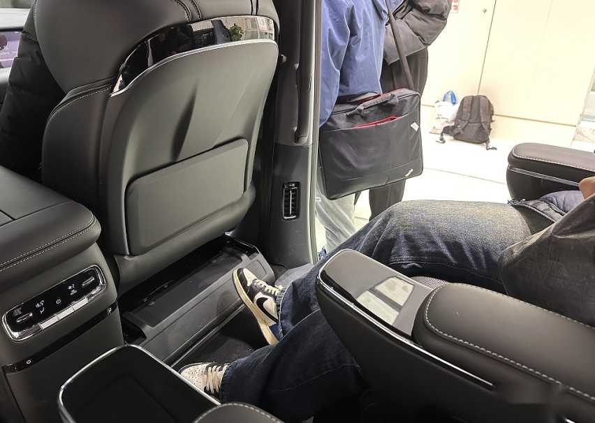 合创V09试驾:颜值“惹”路人追问,第二排“引”媒体酣然入睡插图3 合创V09试驾:颜值“惹”路人追问,第二排“引”媒体酣然入睡