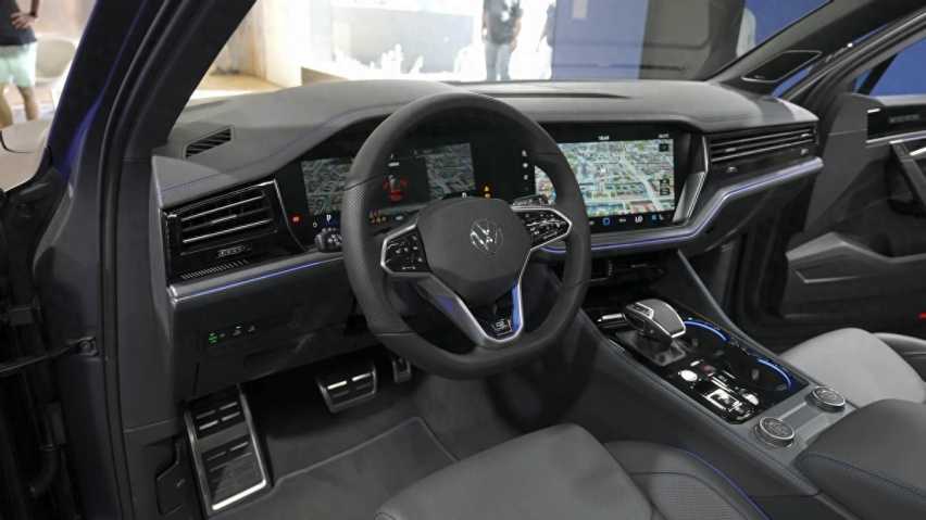 途锐也带R!新款大众途锐R实拍图发布,搭载3.0T六缸插混动力插图9 途锐也带R!新款大众途锐R实拍图发布,搭载3.0T六缸插混动力