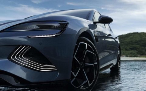 比亚迪又秀了一把！实测主动刹车，时速130km/h说刹停就刹停