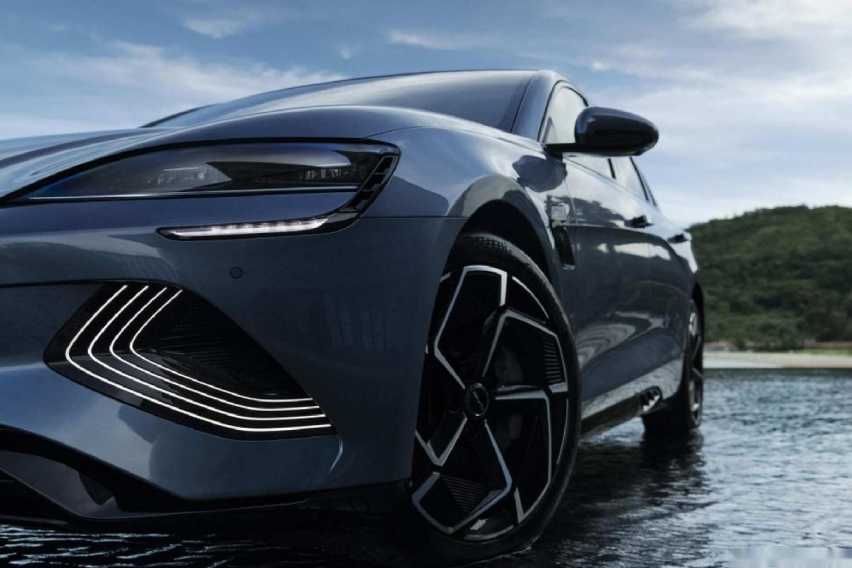 比亚迪又秀了一把！实测主动刹车，时速130km/h说刹停就刹停