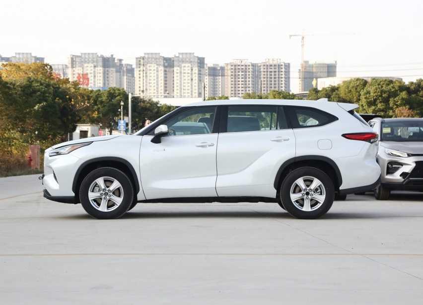 丰田亲民版“霸道”，大七座布局车长接近5米，搭载2.5L双擎+四驱