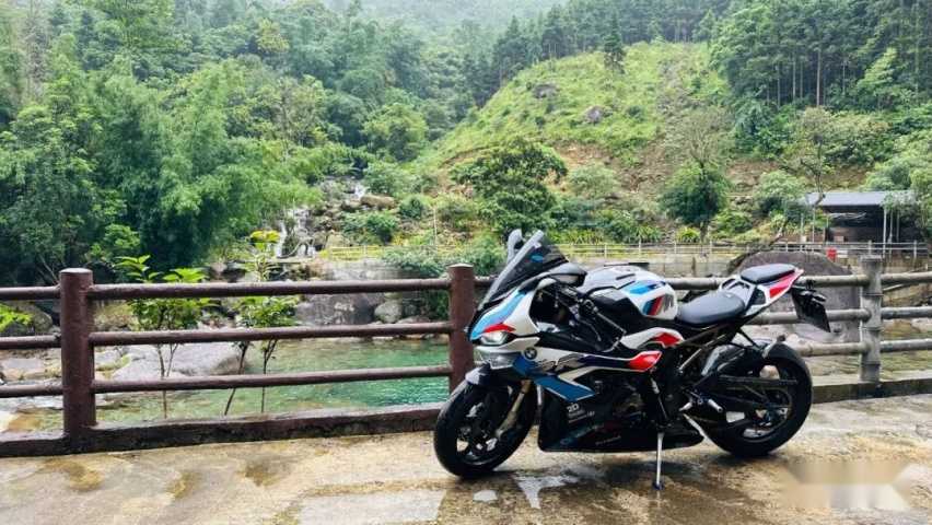 竞技走街范的宝马540i+宝马S1000 RR，这样的组合谁能不爱呢？