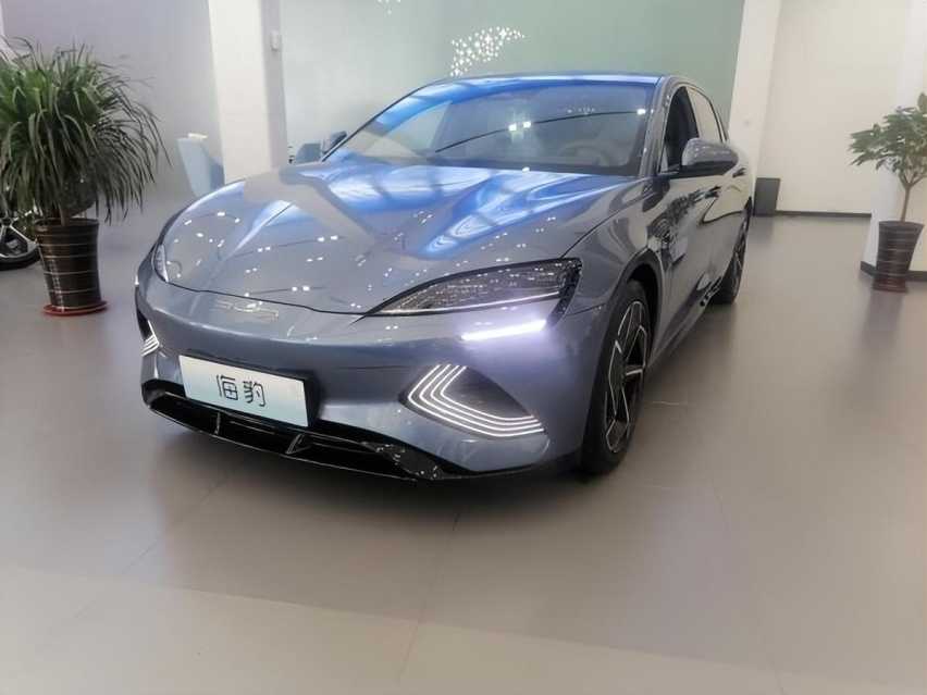 别再盯着迈腾、帕萨特了！这车18.98万起，丐版都续航550Km