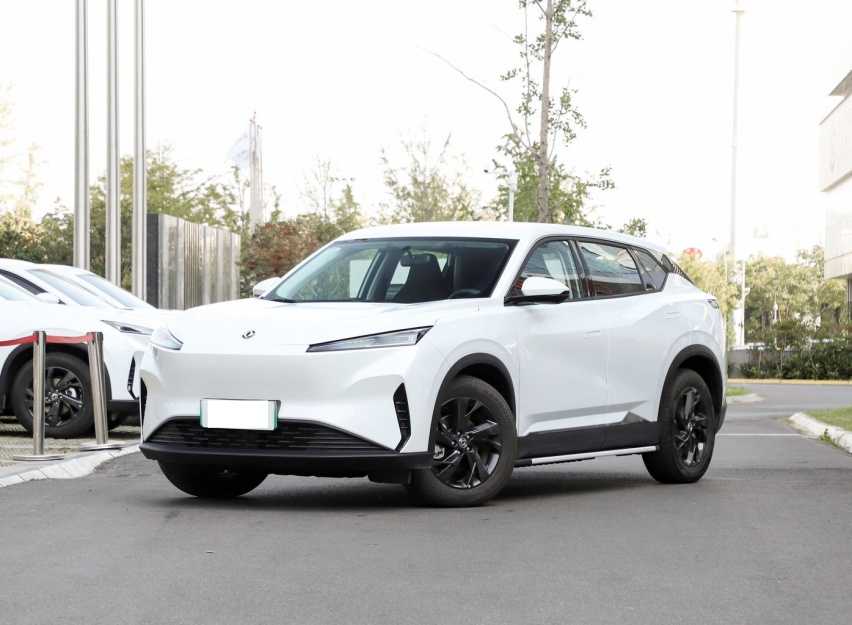 全新中型纯电SUV今日上市！12.19万配四轮独悬，全车都能语音控制