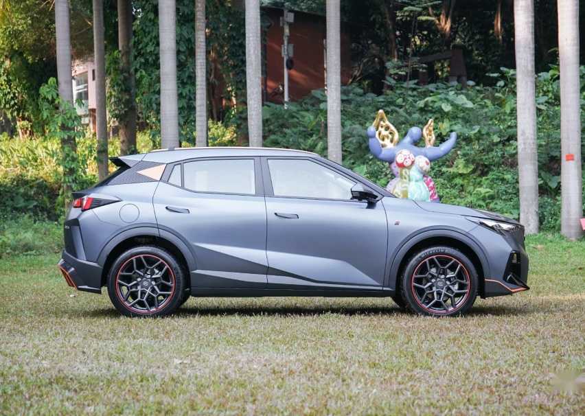 全新SUV版“飞度”上市!8.48万炫酷时尚,出厂就配尾翼+中置排气插图2 全新SUV版“飞度”上市!8.48万炫酷时尚,出厂就配尾翼+中置排气