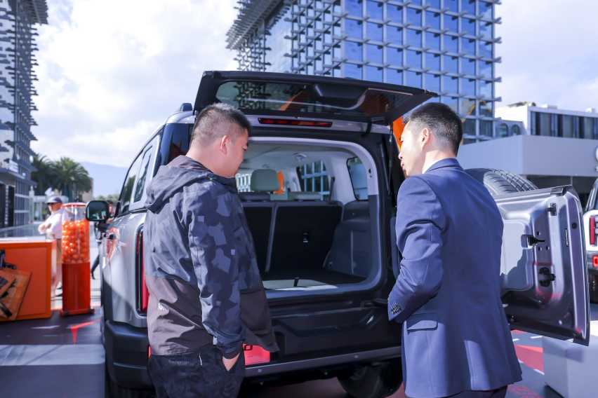 硬派潮玩显眼包 全新BJ40城市猎人版亮相昆明插图11 硬派潮玩显眼包 全新BJ40城市猎人版亮相昆明