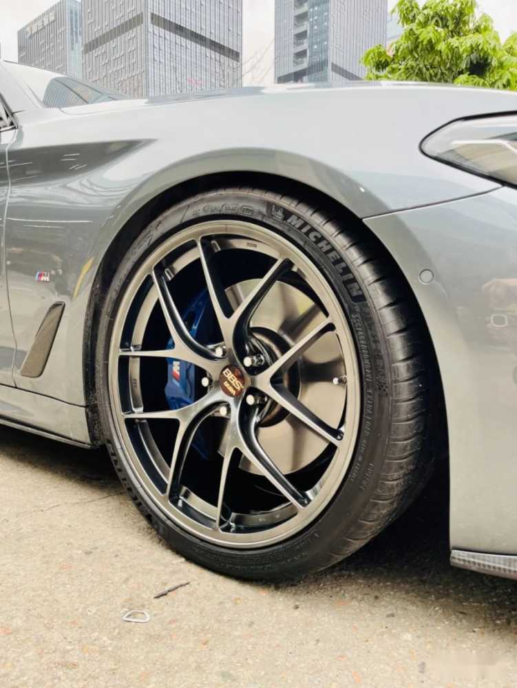 竞技走街范的宝马540i+宝马S1000 RR，这样的组合谁能不爱呢？