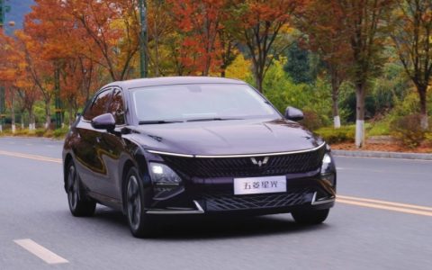 12月6日，五菱星光将上市，不足10万，长超4米8，自带“大彩电”