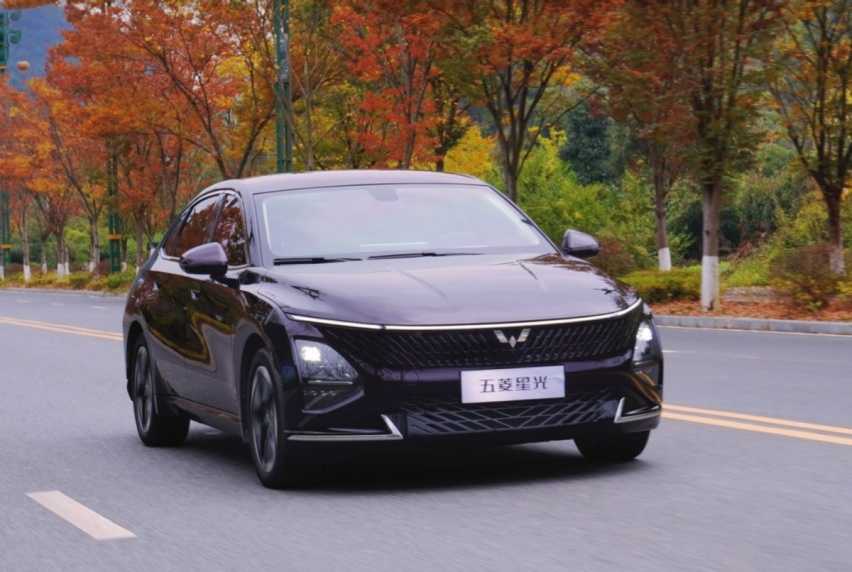 12月6日，五菱星光将上市，不足10万，长超4米8，自带“大彩电”