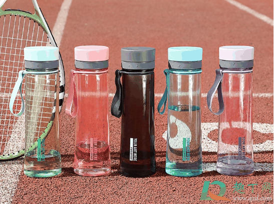 塑料水杯放了一年还能用吗?塑料杯放久了会不会影响使用