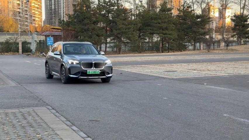 依旧超有驾控氛围！试驾宝马iX1