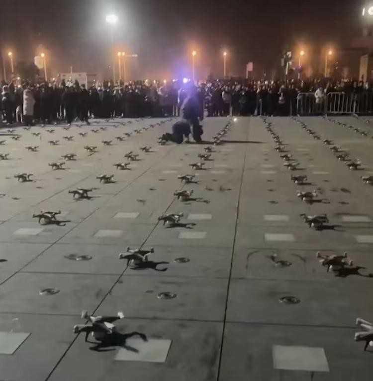 跨年无人机表演因故取消 现场究竟发生了什么