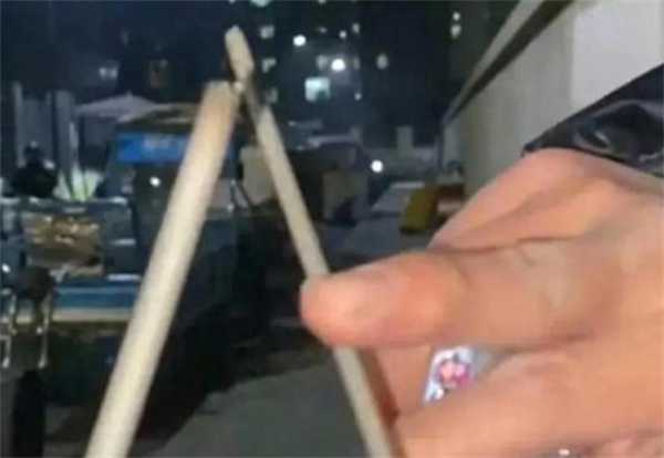 女生误把电焊条当成仙女棒 焊条和仙女棒的区别