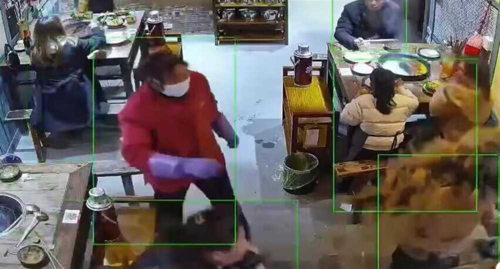 女子遭陌生人端火锅汤底泼脸 女子被火锅泼脸怎么办