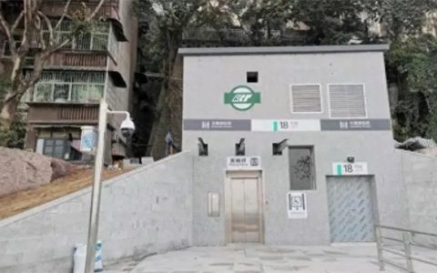 重庆一地铁出入口被吐槽像“公厕” 后续会不会改进