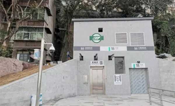 重庆一地铁出入口被吐槽像“公厕” 后续会不会改进