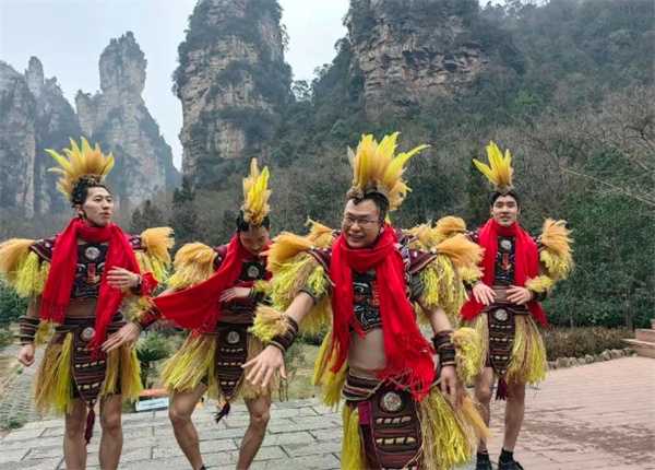 文旅局长变身茅古斯跳科目三 文旅局长如何亲民