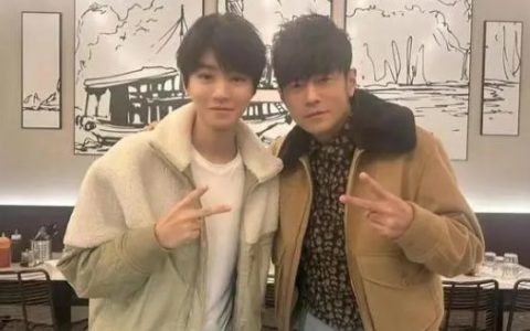 网友偶遇周杰伦和王俊凯巴黎逛街   这是否就是追星的最高境界