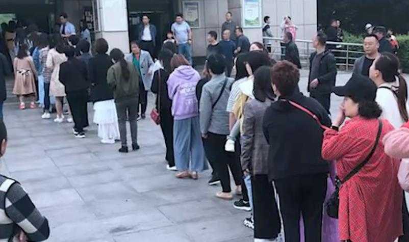 在景区商场上女厕为何这么难？有时候需排队半小时