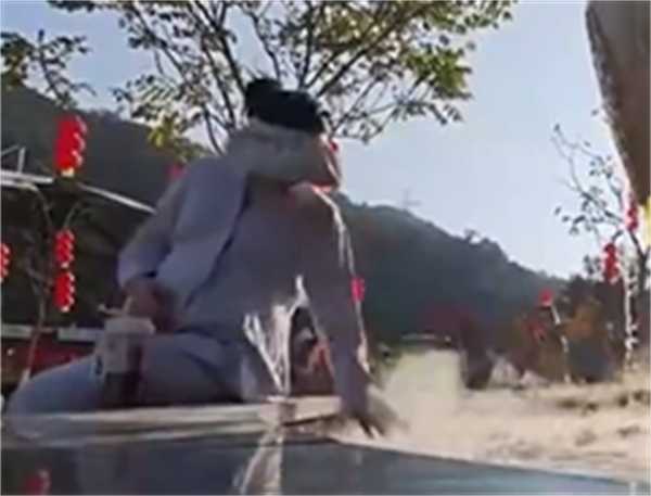 男子带9月孕妻爬山  亲妈有何反应