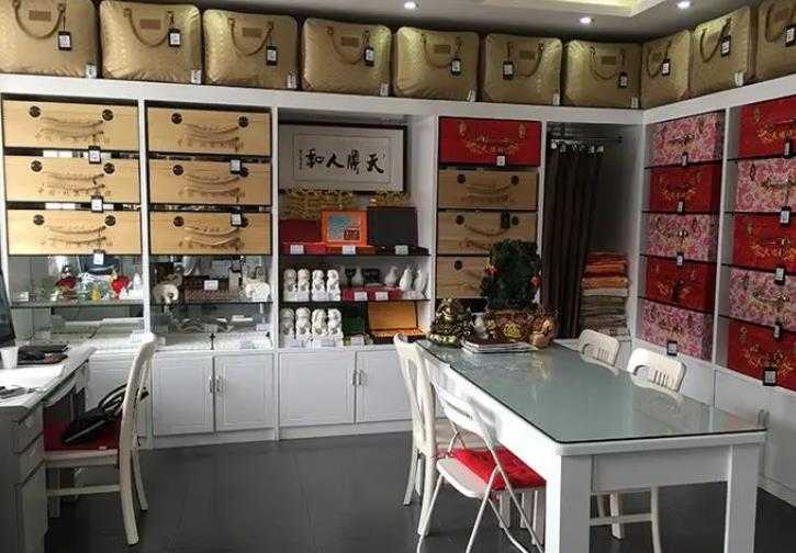 小区外开殡葬店被砸玻璃扔鸡蛋 店主已报警处理