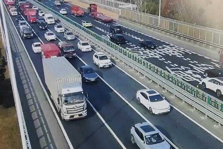 50多辆车在高速离奇炸胎 事件真相竟是这样