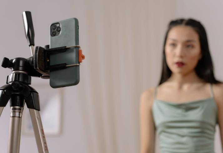 榜一大哥为刷礼物行窃摔断腿 多次偷盗财物太疯狂了插图 直播